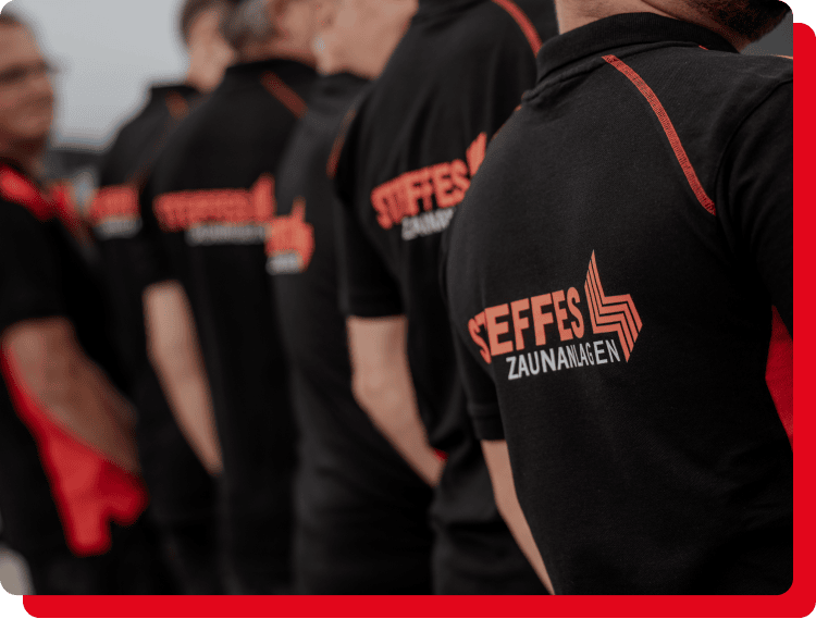 Aufnahme von Mitarbeitern mit Steffes Zaunanlagen Poloshirt