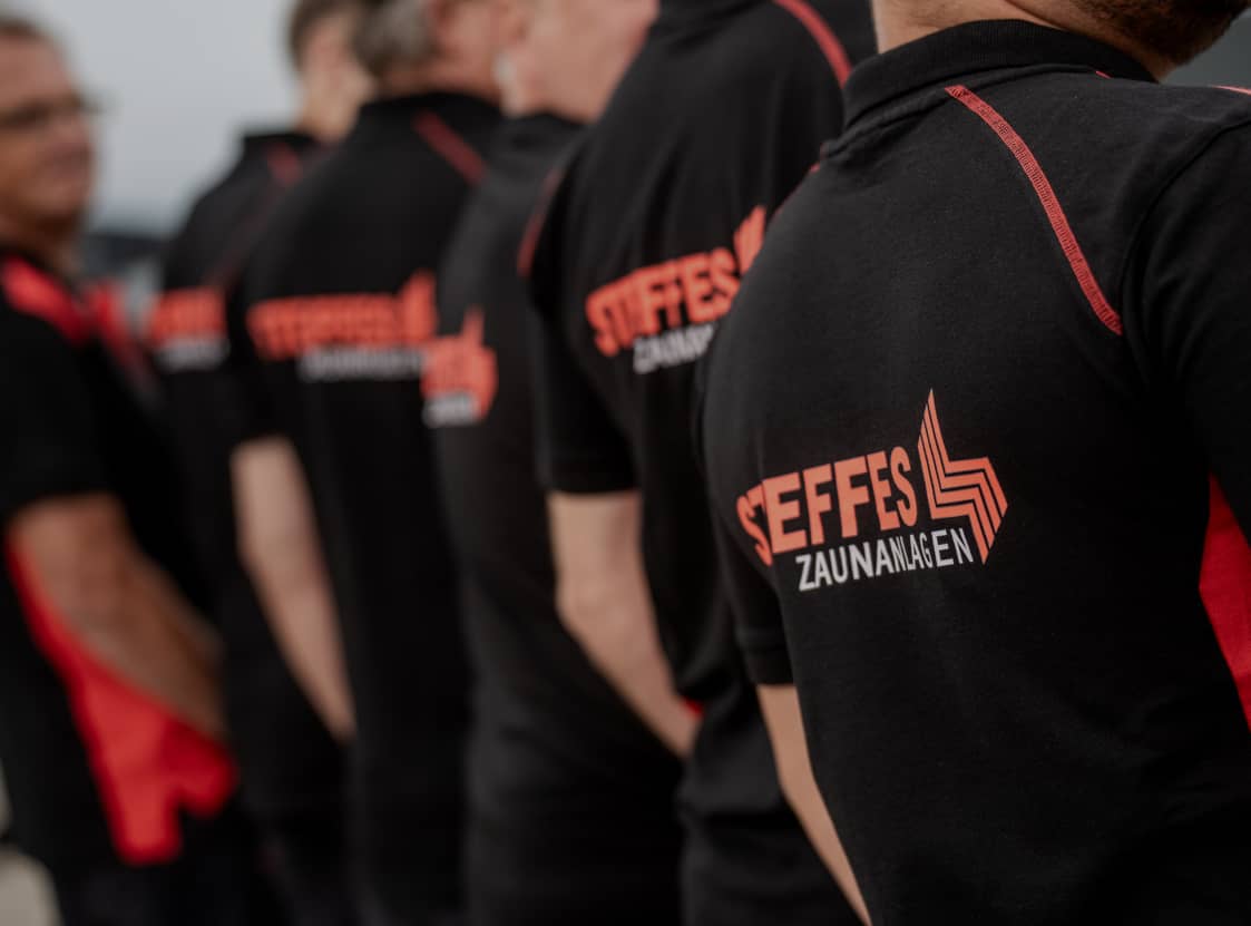 Aufnahme von Mitarbeitern mit Steffes Zaunanlagen Poloshirt