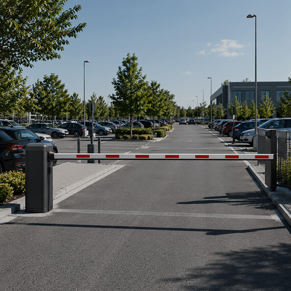 Silbernes Drehkreuz neben einem Gitterzaun
