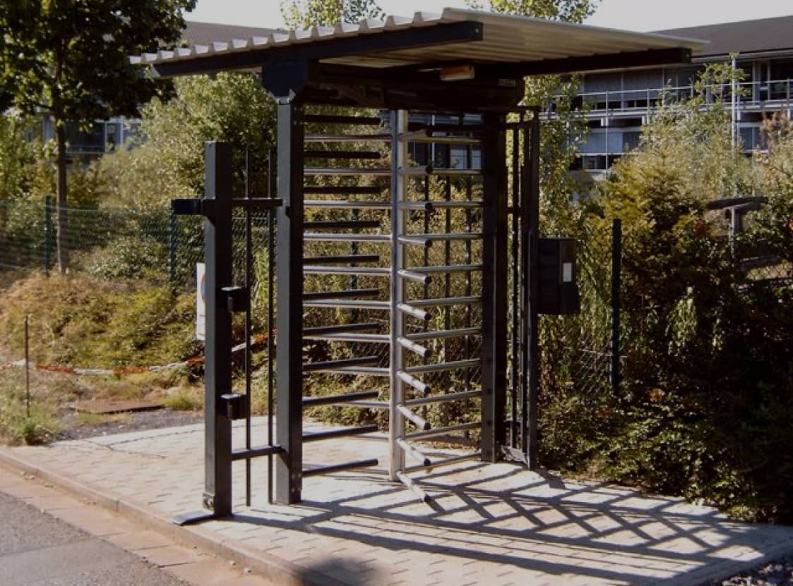 Rot weiße Schranke vor einem Parkplatz