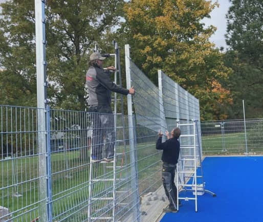 Aufbau eines Ballfangzauns