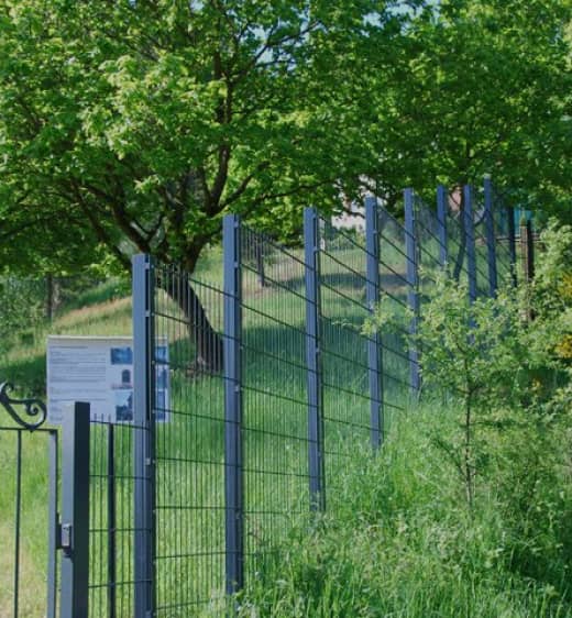 Gitterzaun mit Stufen an einem Berg 